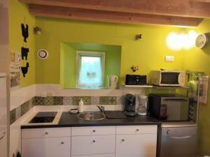 Maisons de vacances Gite confort aux portes des chateaux, jardin, terrasse, WIFI, velos, proche A85 et balades nature - FR-1-381-502 : photos des chambres