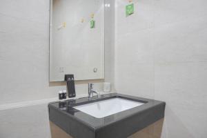 Nice and Elegant 1BR at Lavenue Pancoran Apartment By Travelio