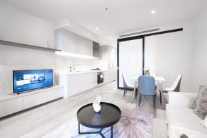 Heart Melbourne CBD 1Bedroom Apartment Balcony