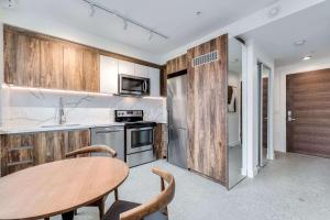 Exclusive Downtown Vancouver Apartment - Elegant Stay in Prime Location