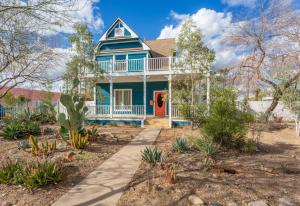 Oasis Downtown- One of a Kind Historic Home