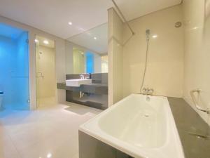 Fabulous 2BR Loft Apartment with Private Bathub at El Royale By Travelio
