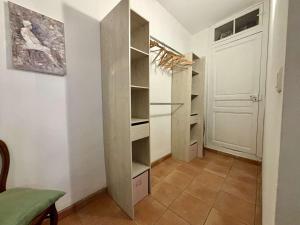 Maisons de vacances Maison de village climatisee avec terrasse, garage prive a Argeles - FR-1-225-827 : photos des chambres