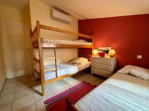 Maisons de vacances Maison de village climatisee avec terrasse, garage prive a Argeles - FR-1-225-827 : photos des chambres