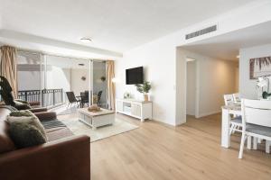 Chevron Big Family 3BRM, 3 Pools, Gym, Sauna, Spa.