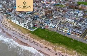 Creel Cottage No 4, Panoramic Sea Views, Beach Front, Free Parking, Fully Equipped, 2mins to Pier, Walking Trail at the Cliffs - by ORION SHORT STAYS - Arbroath
