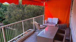 St Tropez face a la plage Magnifique appartement T2 entièrement rénové grande terrasse 2 piscines résidence à 2 pas du port et du centre ville