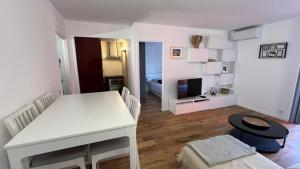 St Tropez face a la plage Magnifique appartement T2 entièrement rénové grande terrasse 2 piscines résidence à 2 pas du port et du centre ville