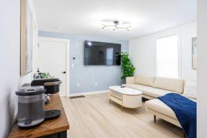 Modern East Boston 2 Bed 2 Bath