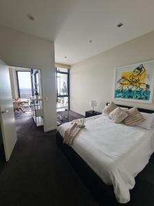 Premium 2-Bedroom Apartment with Harbour Views