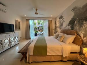 Villa Saffira, Seminyak - Pool, Garden, Rooftop - Walk to Beach and Cafes!