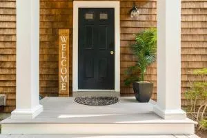 5 bedroom, close to beach, HUGE backyard, kids friendly family home IDEAL for short or long term rental - Remsenburg