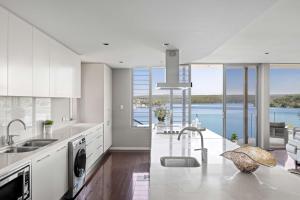Deluxe Waterfront Queen Room in Caringbah South - Gorgeous ViewsAround - Shared Bathroom