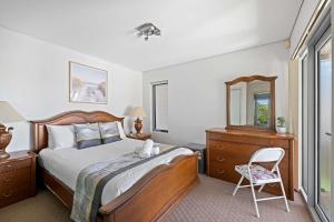 Deluxe Waterfront Queen Room in Caringbah South - Gorgeous ViewsAround - Shared Bathroom