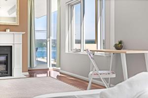 Deluxe Waterfront Queen Room in Caringbah South - Gorgeous ViewsAround - Shared Bathroom