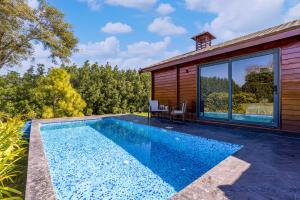 ELIVAAS Riveira Hills - 3 BHK Wooden Cottage with Lush Garden, Pvt Pool