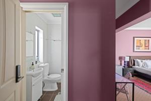 Waterfront Ensuite Queen Room - Luxury & Comfort Place in Caringbah South