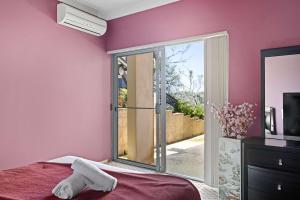 Waterfront Ensuite Queen Room - Luxury & Comfort Place in Caringbah South