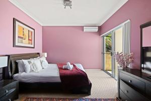 Waterfront Ensuite Queen Room - Luxury & Comfort Place in Caringbah South