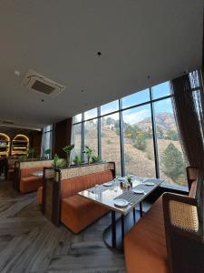 2 BHK Mountain View -Family Stay With Room Service