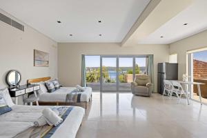 Waterfront Studio Room for Four - Breathtaking Coastal Escape at Caringbah South