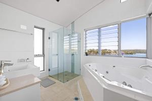 Tranquil Retreat at Caringbah South - Waterfront Ensuite King Room with Spectacular Views