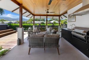 The Peony Isle - Luxe Lakeside Haven with Pool & Spa