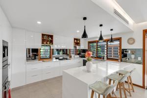 The Peony Isle - Luxe Lakeside Haven with Pool & Spa