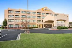 兰伯顿康福特套房酒店 - 兰伯顿