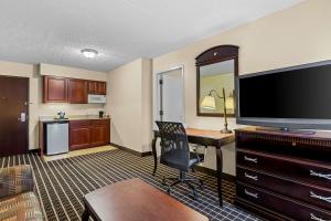 King Suite - Non-Smoking room in Comfort Inn & Suites Somerset - New Brunswick