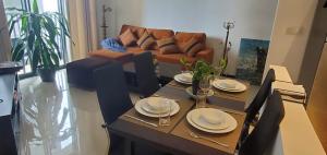Trizen Luxury 32nd Floor 2 Bed-2 Bath Apartment with Pool, Harbour & Lotus Tower views