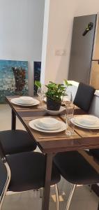 Luxury 32nd Floor 2 Bed-2 Bath Apartment with Pool, Harbour & Lotus Tower views