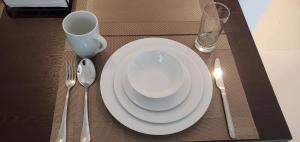 Luxury 32nd Floor 2 Bed-2 Bath Apartment with Pool, Harbour & Lotus Tower views