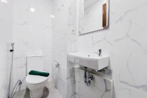 Minimalist Studio Room near Campus at Pacific Garden Alam Sutera Apartment By Travelio