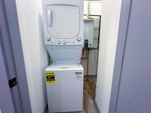 Luxury 6BR Suite with Pool Table Sleeps 12 Perfect for Group Stay Near McCormick Place, Grant Park and Soldier Field