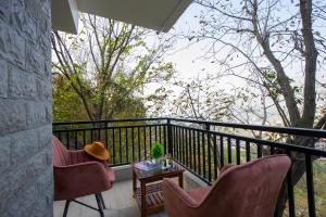 Alaya Stays 3 BHK on the First Floor with Gazebo - Walnut Stays