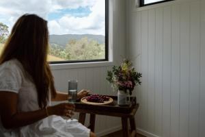 Luxe Farmstay, Main House and Brand New Tiny Home, Animals and Views!