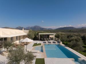 Idunu Villa, with Heated Pool & Serene Seclusion, By ThinkVilla - 4hvězdičkové hotely ve městě Roumelí