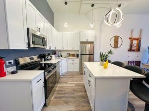 Luxury 6BR Suite with Pool Table Sleeps 12 Perfect for Group Stay Near McCormick Place, Grant Park and Soldier Field