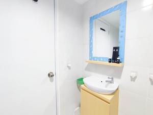 Cozy Studio at 9th Floor Paltrow City Apartment By Travelio