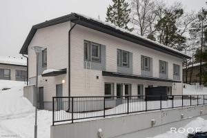 Huoneisto terassilla & parkkipaikalla