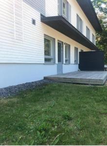 Huoneisto terassilla & parkkipaikalla