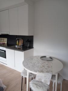 Huoneisto terassilla & parkkipaikalla