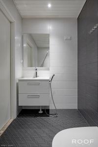 Huoneisto terassilla & parkkipaikalla