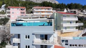 Sunny Hill Apartments with rooftop pool