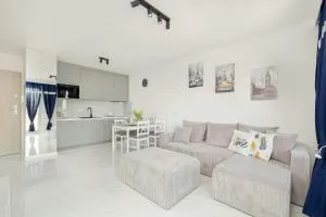 Jasny Apartament w Kołobrzegu z Parkingiem, Balkonem i Tarasem Widokowym by Noclegi Renters - Zieleniewo