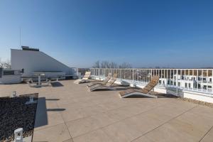 Jasny Apartament w Kołobrzegu z Parkingiem, Balkonem i Tarasem Widokowym by Noclegi Renters