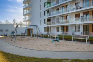 Jasny Apartament w Kołobrzegu z Parkingiem, Balkonem i Tarasem Widokowym by Noclegi Renters
