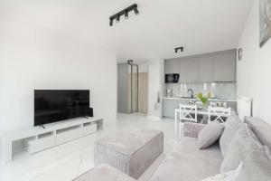 Jasny Apartament w Kołobrzegu z Parkingiem, Balkonem i Tarasem Widokowym by Noclegi Renters