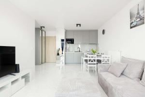 Jasny Apartament w Kołobrzegu z Parkingiem, Balkonem i Tarasem Widokowym by Noclegi Renters